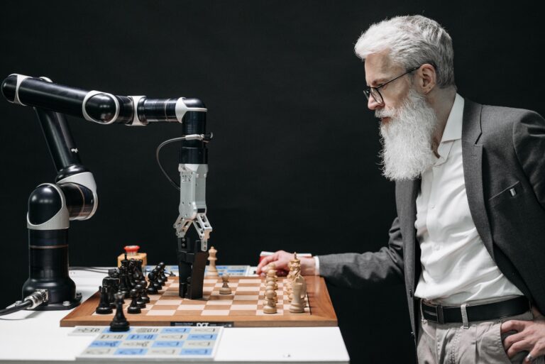 Homem jogando xadrez com robô